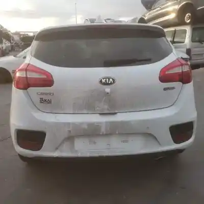 Veicolo di demolizione KIA CEE´D (JD) G3LC dell'anno 2015 alimentato 