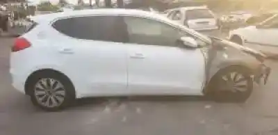 Veicolo di demolizione kia cee´d (jd) g3lc dell'anno 2015 alimentato 