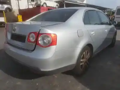Veicolo di demolizione volkswagen jetta (1k2) azv. bkd. cbda. cbdb. cjaa dell'anno 2005 alimentato 