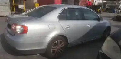 Veicolo di demolizione volkswagen jetta (1k2) azv. bkd. cbda. cbdb. cjaa dell'anno 2005 alimentato 