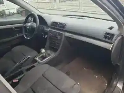 Veículo de Sucata audi a4 berlina (8e) ake do ano 2000 alimentado 