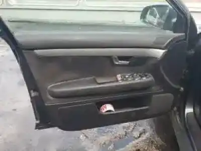 Veículo de Sucata audi a4 berlina (8e) ake do ano 2000 alimentado 