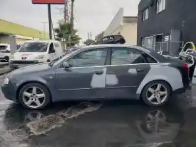 Veículo de Sucata audi a4 berlina (8e) ake do ano 2000 alimentado 