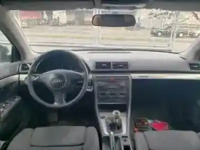 Veículo de Sucata audi a4 berlina (8e) ake do ano 2000 alimentado 