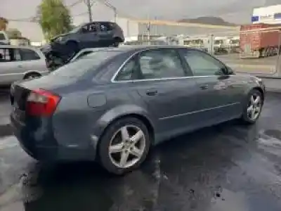 Veículo de Sucata audi a4 berlina (8e) ake do ano 2000 alimentado 