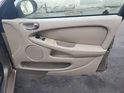 Здавання транспортного засобу jaguar x-type i (x400) 2.5 v6 a las 4 ruedas року 2001 потужний 