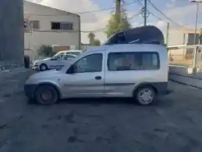 Veículo de Sucata opel combo y17dtl do ano 2002 alimentado 