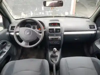 Scrapping Vehicle renault clio ii fase ii (b/cb0) g-d4f712 of the year 2001 powered 