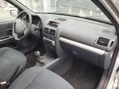 Scrapping Vehicle renault clio ii fase ii (b/cb0) g-d4f712 of the year 2001 powered 