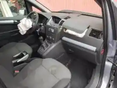 Veicolo di demolizione opel zafira b d-z19dt dell'anno 2005 alimentato 