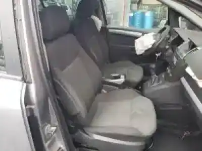 Veicolo di demolizione opel zafira b d-z19dt dell'anno 2005 alimentato 