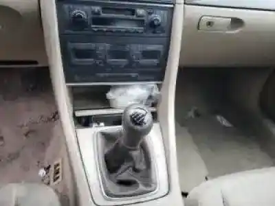 Veicolo di demolizione audi a4 berlina (8e) awx dell'anno 2001 alimentato 