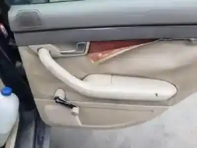 Veicolo di demolizione audi a4 berlina (8e) awx dell'anno 2001 alimentato 