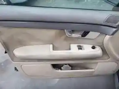 Veicolo di demolizione audi a4 berlina (8e) awx dell'anno 2001 alimentato 