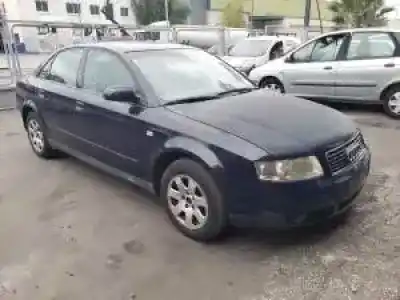 Veicolo di demolizione audi a4 berlina (8e) awx dell'anno 2001 alimentato 