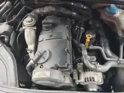 Veicolo di demolizione audi a4 berlina (8e) awx dell'anno 2001 alimentato 