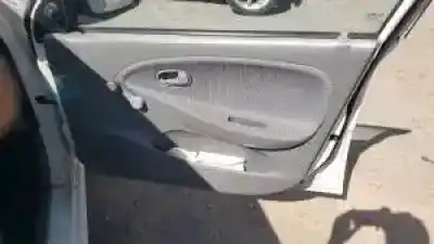 Véhicule à la ferraille kia rio (dc) a3e de l'année 2000 alimenté 