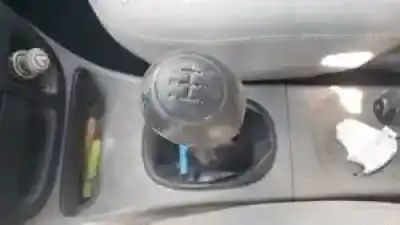 Véhicule à la ferraille kia rio (dc) a3e de l'année 2000 alimenté 