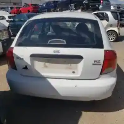 Véhicule à la ferraille kia rio (dc) a3e de l'année 2000 alimenté 