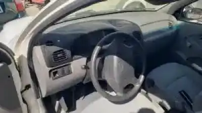 Véhicule à la ferraille kia rio (dc) a3e de l'année 2000 alimenté 