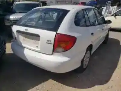 Véhicule à la ferraille kia rio (dc) a3e de l'année 2000 alimenté 