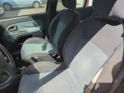 Здавання транспортного засобу renault clio ii fase ii (b/cb0) d4f722 року 2001 потужний 