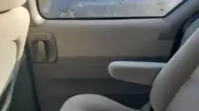 Veicolo di demolizione kia carnival ii j3 dell'anno 2001 alimentato 