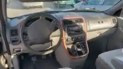 Veicolo di demolizione kia carnival ii j3 dell'anno 2001 alimentato 