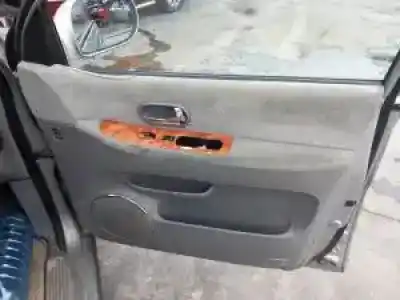 Veículo de Sucata kia carnival ii j3 do ano 2001 alimentado 