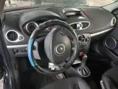 Veicolo di demolizione renault clio iii k4j780 dell'anno 2005 alimentato 