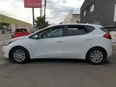 Veicolo di demolizione kia cee´d (jd) d4fc dell'anno 2012 alimentato 