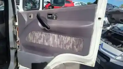 Véhicule à la ferraille nissan atleon (tk) bd30ti de l'année 2000 alimenté 