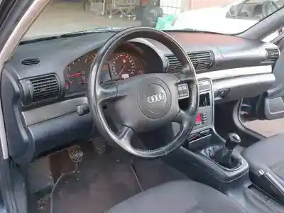 Veicolo di demolizione audi a4 berlina (b5) aeb dell'anno 1995 alimentato 