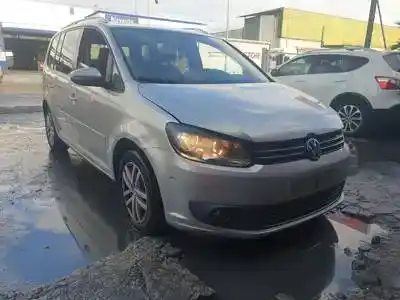Veicolo di demolizione VOLKSWAGEN TOURAN (1T3)  dell'anno 2010 alimentato 