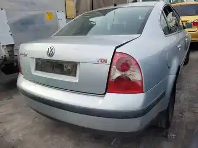 Veicolo di demolizione volkswagen passat berlina (3b3) avf.awx.avb dell'anno 2003 alimentato 