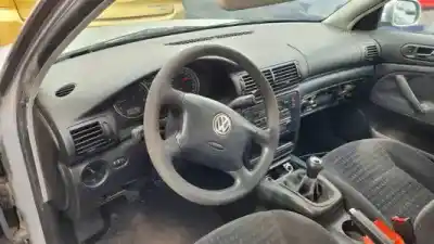 Veicolo di demolizione volkswagen passat berlina (3b3) avf.awx.avb dell'anno 2003 alimentato 