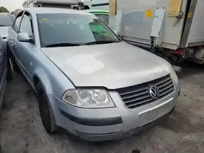 Veicolo di demolizione volkswagen passat berlina (3b3) avf.awx.avb dell'anno 2003 alimentato 