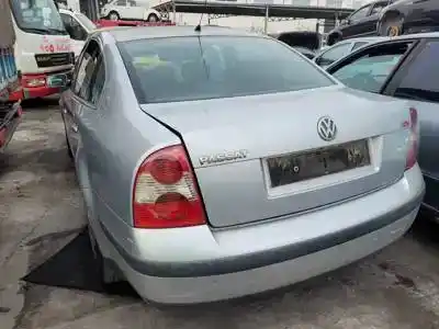 Veicolo di demolizione volkswagen passat berlina (3b3) avf.awx.avb dell'anno 2003 alimentato 