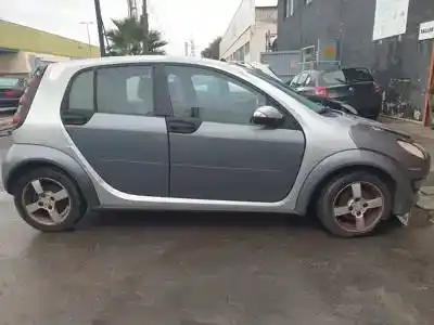 Véhicule à la ferraille smart forfour (w454) om639939.639939 de l'année 2004 alimenté 