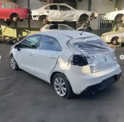 Veículo de Sucata kia rio 1.4 cat 109 cv / 80 kw do ano 2015 alimentado g4fa