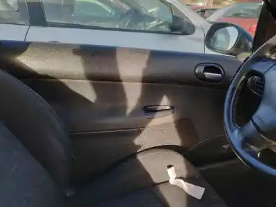 Veicolo di demolizione peugeot 206 cc nfutu5jp4 dell'anno 2000 alimentato nfutu5jp4