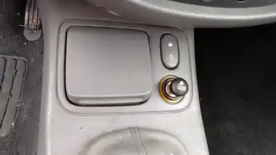 Здавання транспортного засобу renault clio ii fase ii (b/cb0) d7f726 року 1998 потужний d7f726