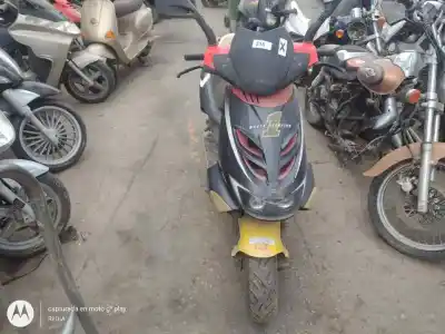 Véhicule à la ferraille aprilia sr 50 49 cm3 de l'année 2005 alimenté 