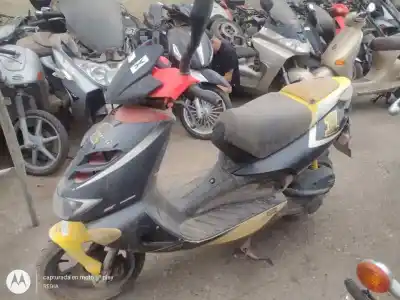 Véhicule à la ferraille aprilia sr 50 49 cm3 de l'année 2005 alimenté 