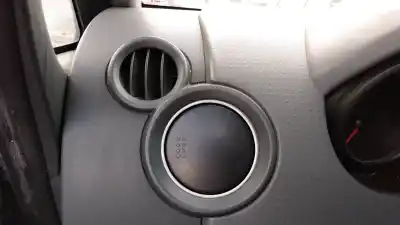 Veículo de Sucata renault megane i scenic ja renault do ano 2004 alimentado 