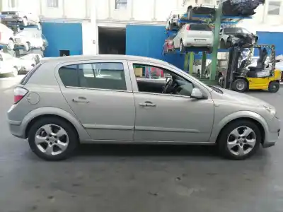 Sloopvoertuig opel astra h berlina cosmo van het jaar 2005 aangedreven z17dth