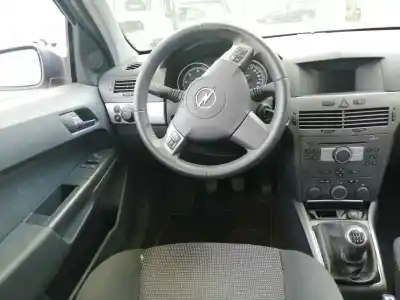 Sloopvoertuig opel astra h berlina cosmo van het jaar 2005 aangedreven z17dth