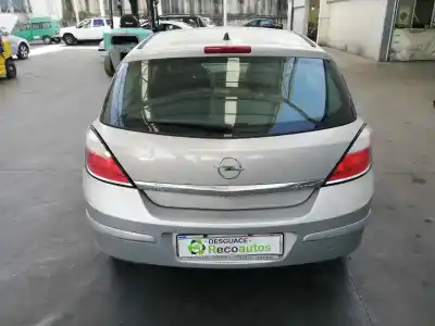 Sloopvoertuig opel astra h berlina cosmo van het jaar 2005 aangedreven z17dth