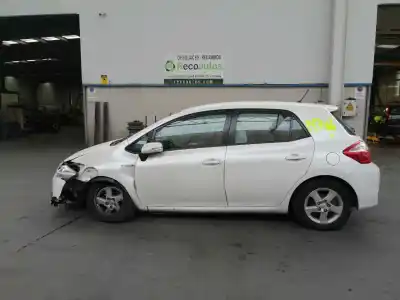 Veículo de Sucata TOYOTA AURIS 1.8 16V (Híbrido) do ano 2011 alimentado 2ZR