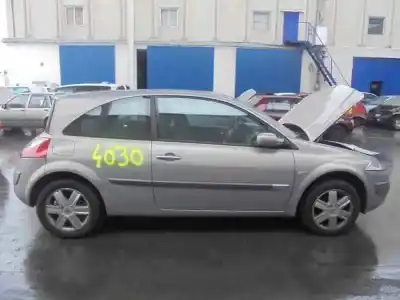 Veículo de Sucata renault megane ii berlina 5p 1.6 16v 113 cv / 83 kw do ano 2003 alimentado k4mt7